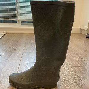 Size 8 Ugg rubber rain boots